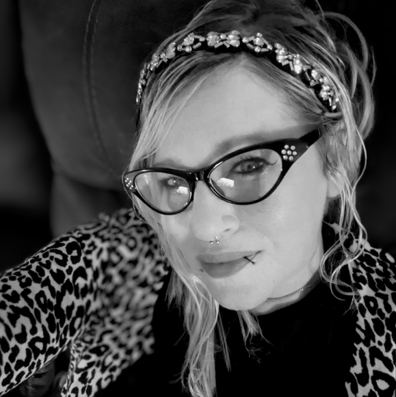 Meet your Posher, Jessica - Picture 2 of 2